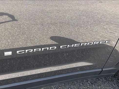 Used 2022 Jeep Grand Cherokee L Laredo w/ Luxury Tech Group I RWD image 8