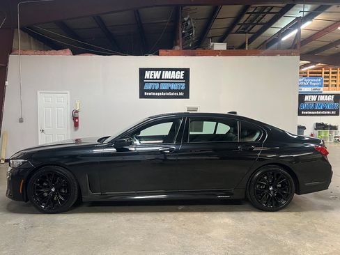 Used 2022 BMW 740i w/ M Sport Package image 5