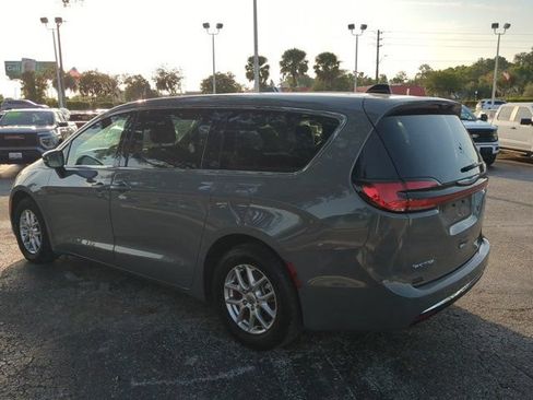 Used 2025 Chrysler Pacifica Select FWD image 6