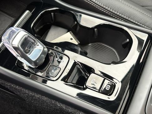 Certified 2025 Volvo XC40 B5 Plus image 22