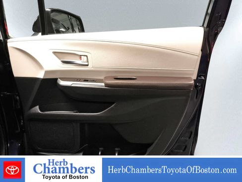 Used 2023 Toyota Sienna Platinum AWD/4WD image 16