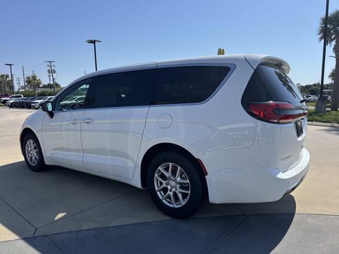 New 2026 Chrysler Pacifica Select FWD image 5