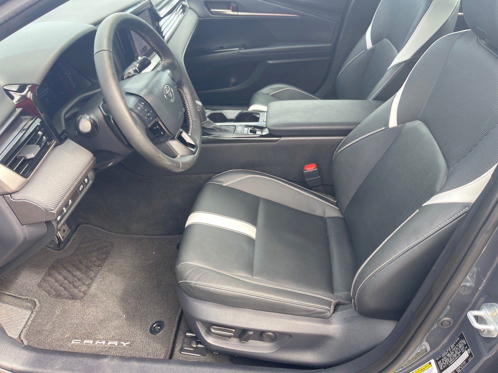 Used 2025 Toyota Camry SE w/ Convenience Package FWD image 10