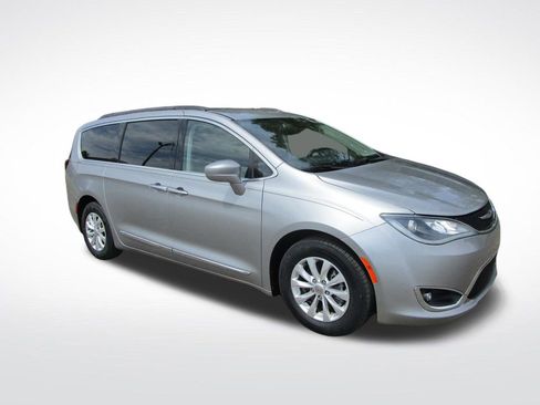 Used 2017 Chrysler Pacifica Touring-L image 5