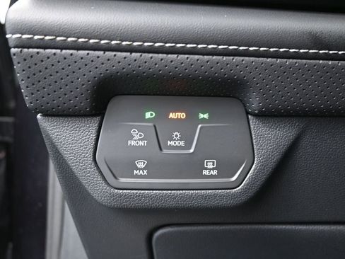 Used 2024 Volkswagen Atlas Cross Sport SE image 30