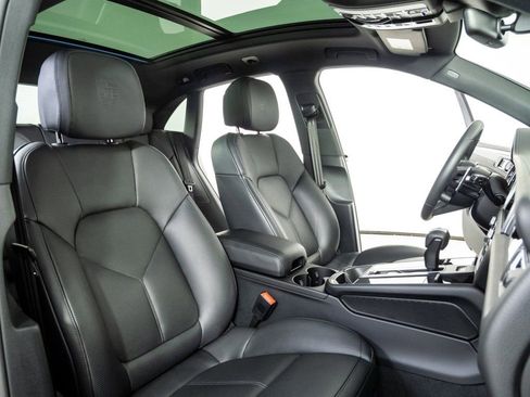 Certified 2025 Porsche Macan Base image 24