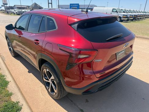 Used 2024 Chevrolet Trax RS w/ Sunroof Package image 5