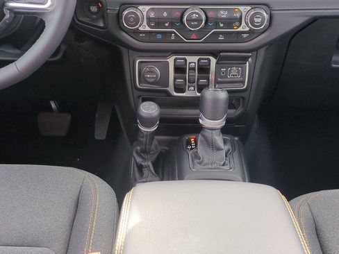 Used 2025 Jeep Wrangler Unlimited Sahara AWD/4WD image 20