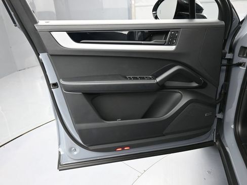 Certified 2025 Porsche Cayenne Turbo AWD/4WD image 15