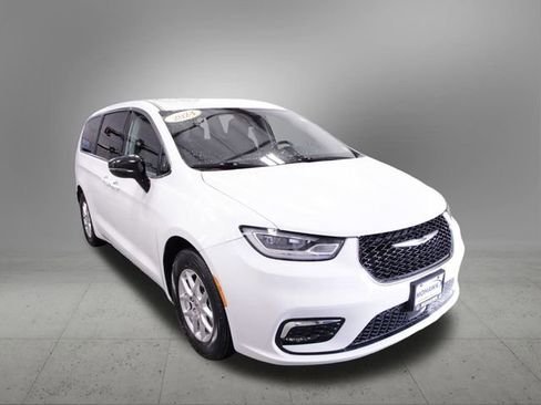 Used 2024 Chrysler Pacifica Touring-L image 9