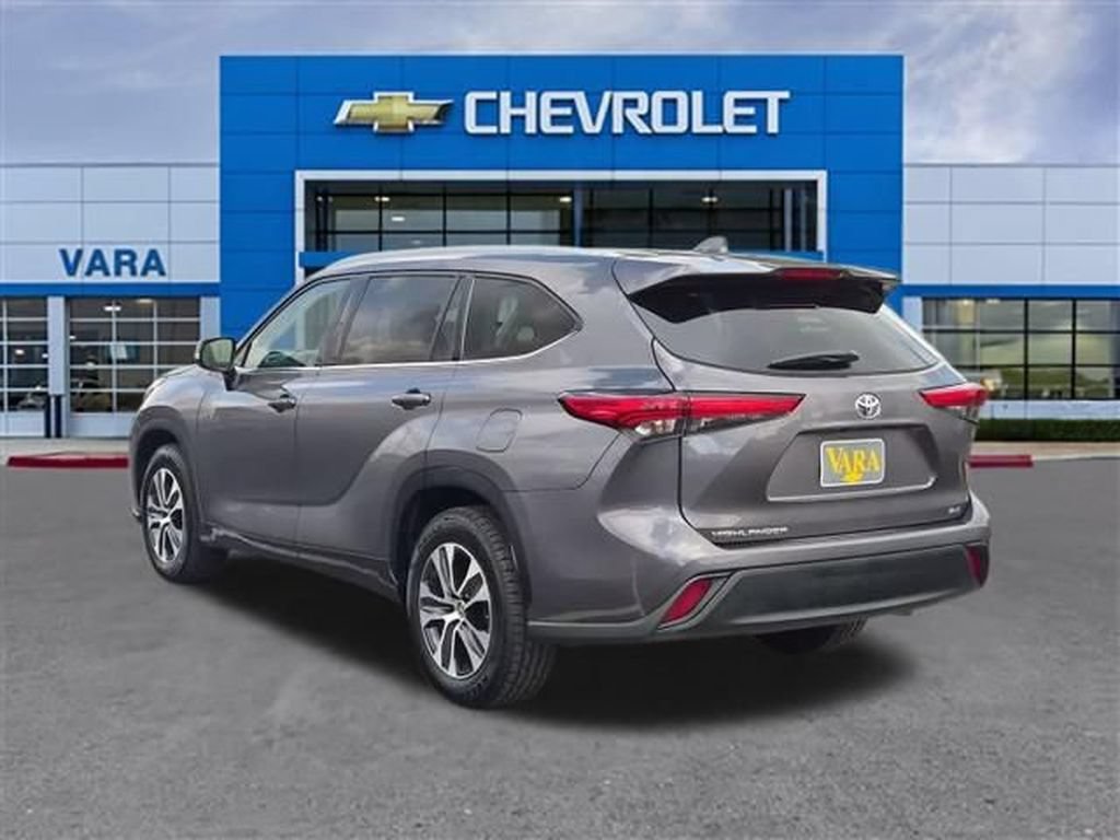 Used 2022 Toyota Highlander XLE FWD image 3