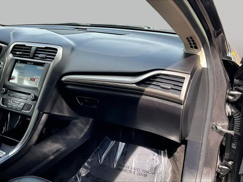 Used 2018 Ford Fusion SE w/ Fusion SE Technology Package FWD image 19