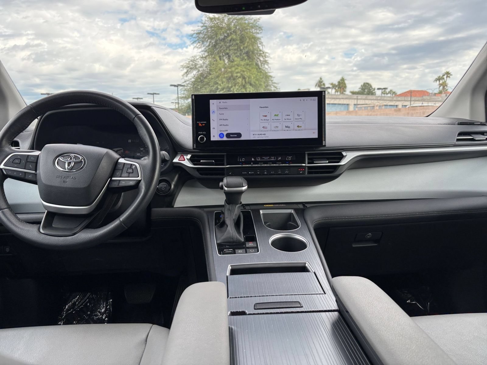 Used 2025 Toyota Sienna XLE FWD image 35