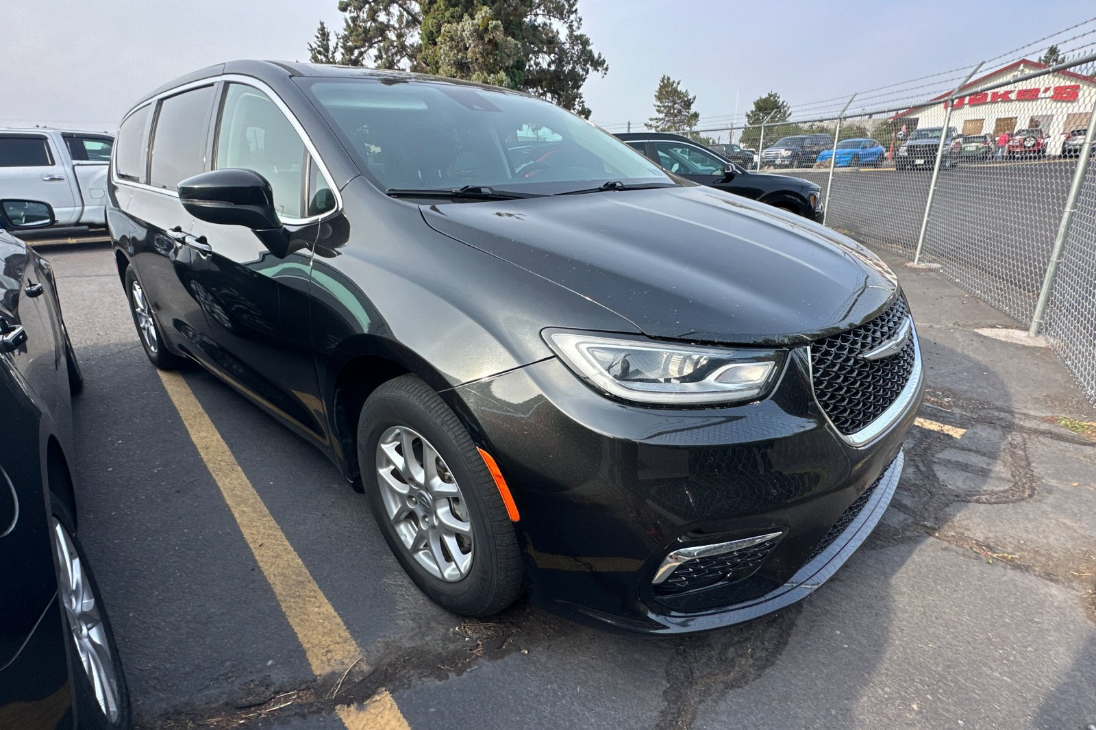 Used 2023 Chrysler Pacifica Touring-L FWD image 2