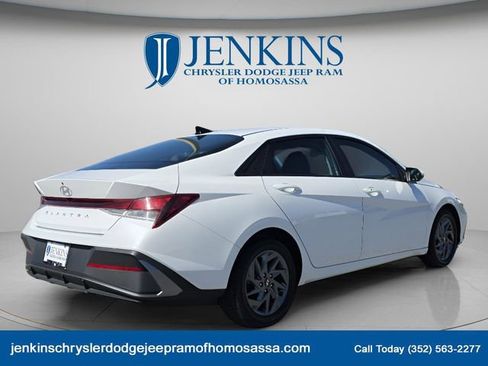 Used 2024 Hyundai Elantra SEL FWD image 4
