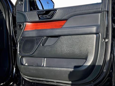 Used 2023 Lincoln Navigator 2WD image 23