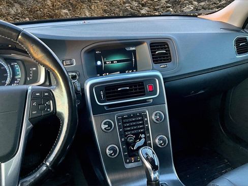 Used 2016 Volvo V60 T5 Cross Country w/ Climate Package image 6