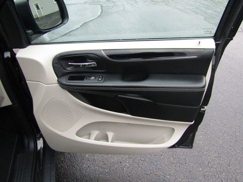 Used 2018 Dodge Grand Caravan SXT w/ Rear Park Assist Package image 25