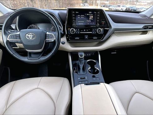 Certified 2022 Toyota Highlander XLE image 16
