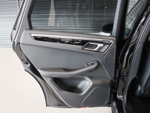 Used 2023 Porsche Macan image 25