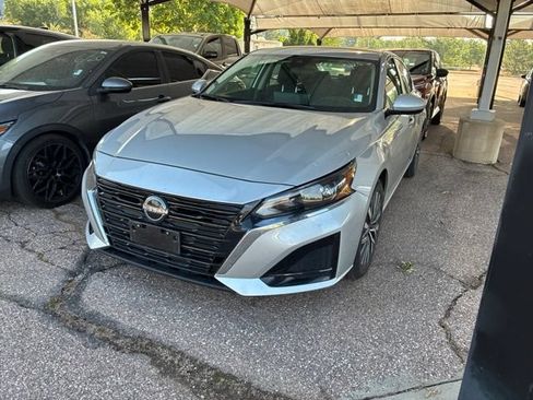 Used 2024 Nissan Altima 2.5 SV w/ SV Premium Package AWD/4WD image 2