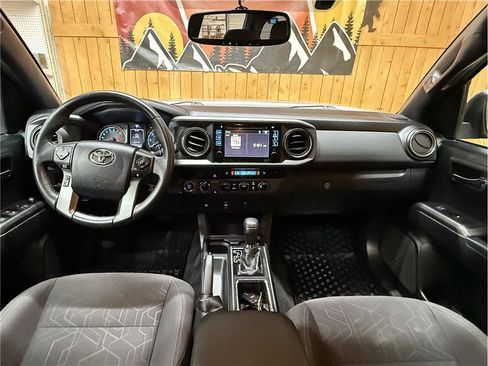 Used 2017 Toyota Tacoma TRD Off-Road AWD/4WD image 17