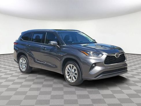 Used 2023 Toyota Highlander Limited FWD image 2