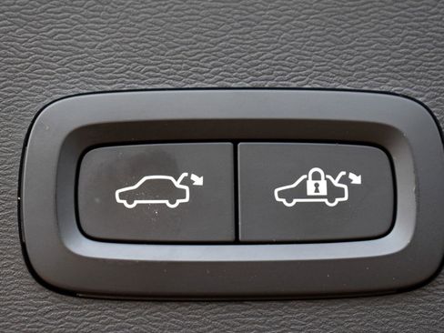 Used 2022 Volvo XC40 T5 Momentum w/ Premium Package image 50