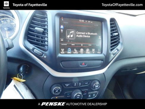 Used 2017 Jeep Cherokee Trailhawk image 7