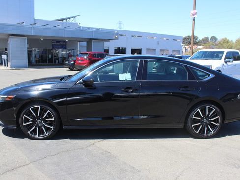Used 2023 Honda Accord Touring image 2