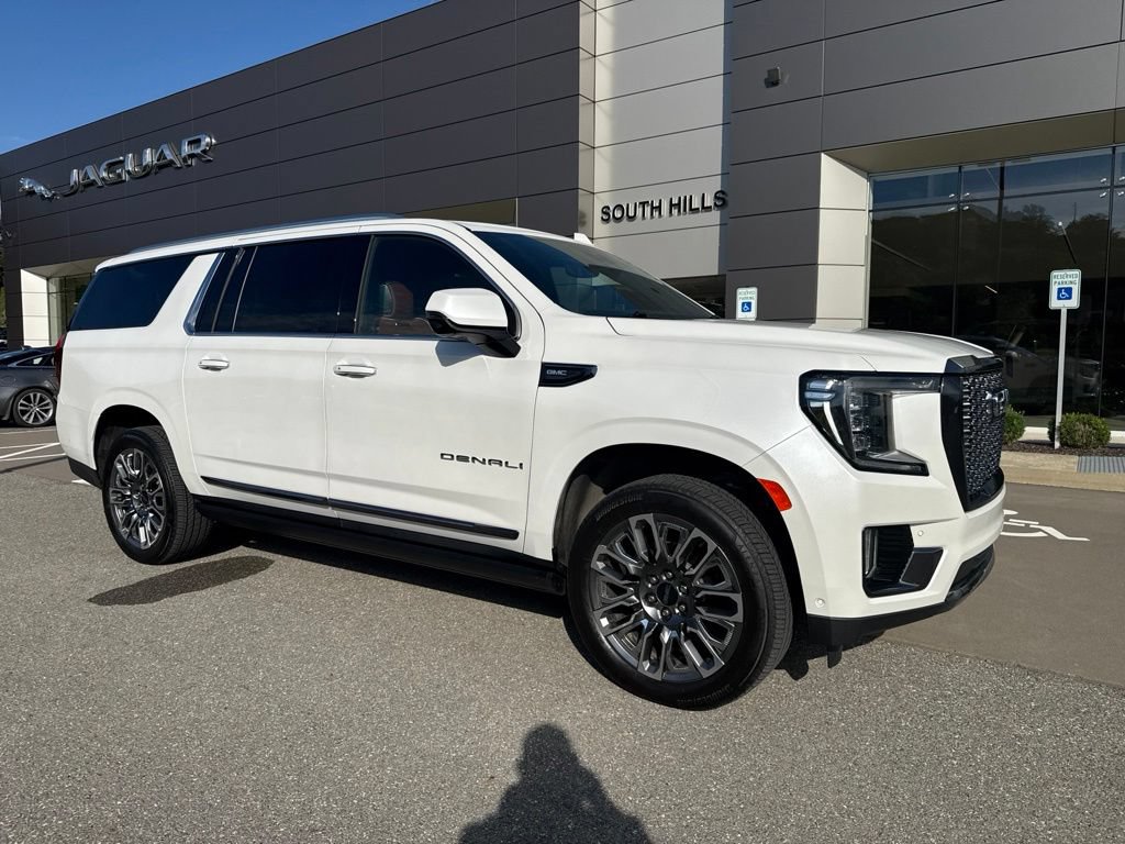 Used 2023 GMC Yukon XL Denali Ultimate AWD/4WD image 3