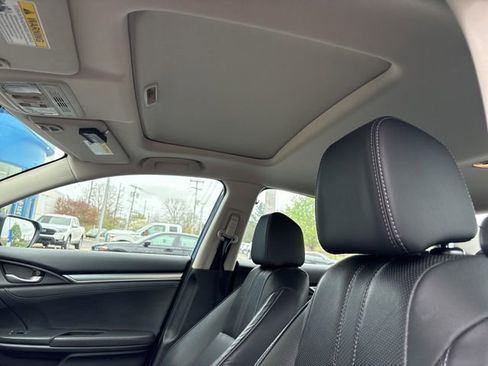 Used 2016 Honda Civic Touring image 4