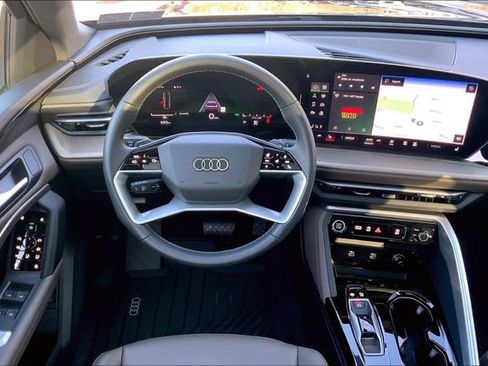 Used 2025 Audi Q5 Premium w/ Convenience Package image 5