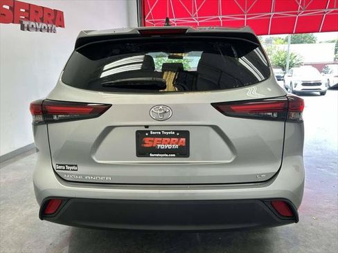 Certified 2024 Toyota Highlander LE FWD image 4