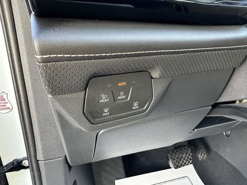 Used 2025 Volkswagen Atlas Cross Sport SE image 27