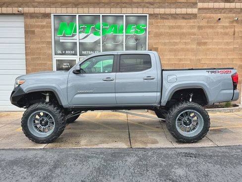 Used 2019 Toyota Tacoma TRD Sport AWD/4WD image 2