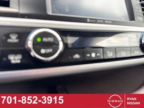 Used 2018 Toyota Highlander XLE AWD/4WD image 13