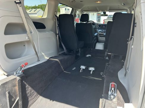 Used 2018 Chrysler Pacifica L FWD image 5