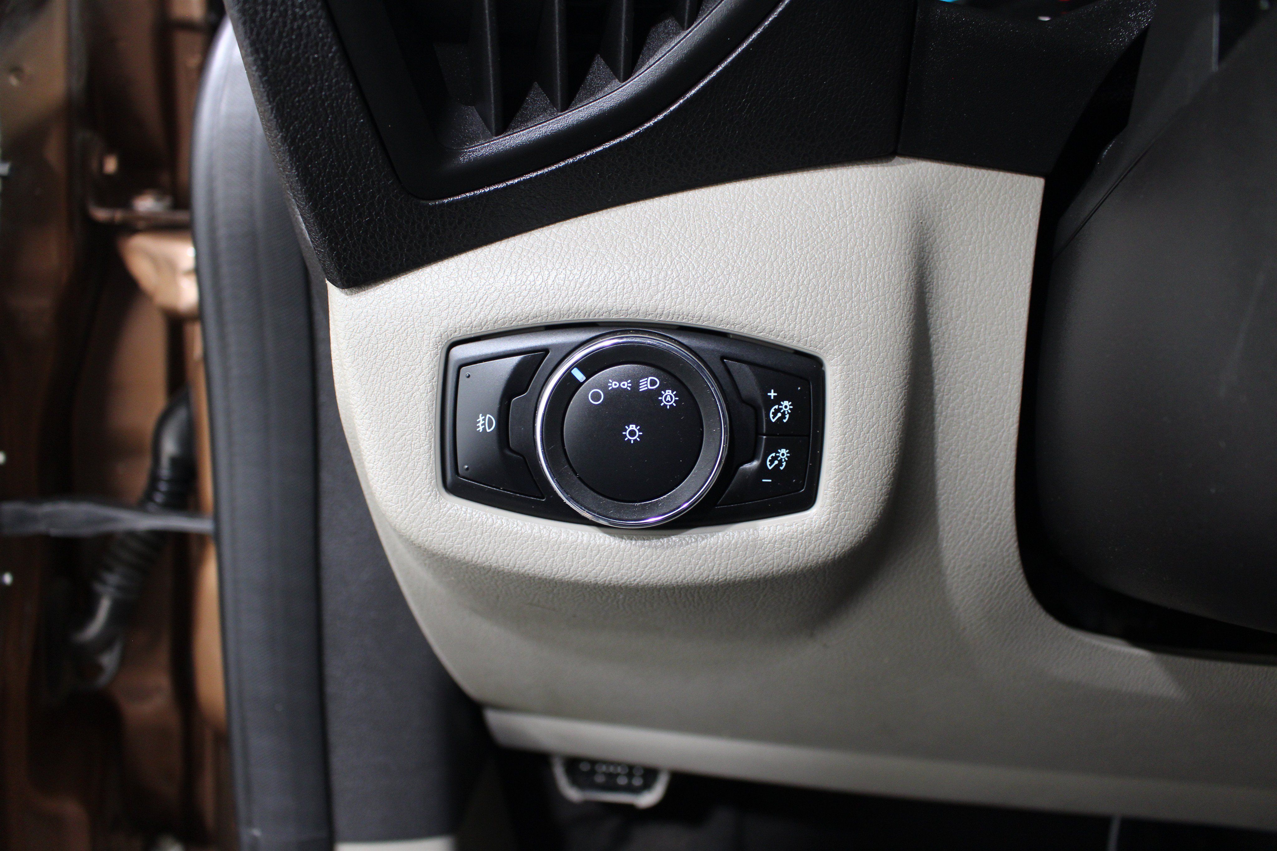 Used 2014 Ford Transit Connect Titanium FWD image 8