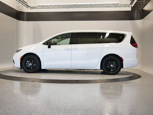 Used 2024 Chrysler Pacifica Touring-L image 42