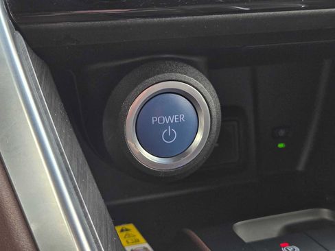 Used 2022 Toyota Venza XLE AWD/4WD image 34