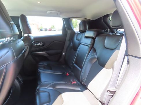 Used 2019 Jeep Cherokee Latitude Plus w/ Cold Weather Group AWD/4WD image 23
