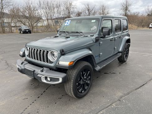 Used 2025 Jeep Wrangler Sahara image 1
