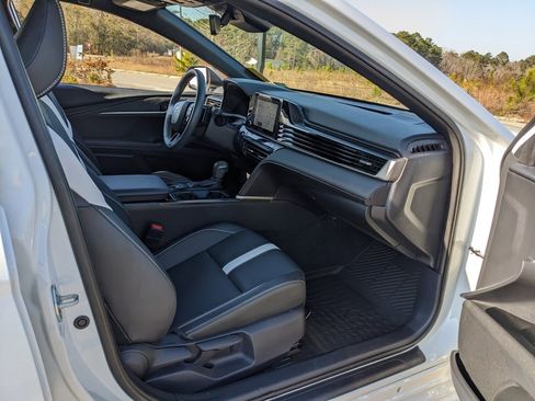 Used 2025 Toyota Camry SE image 34