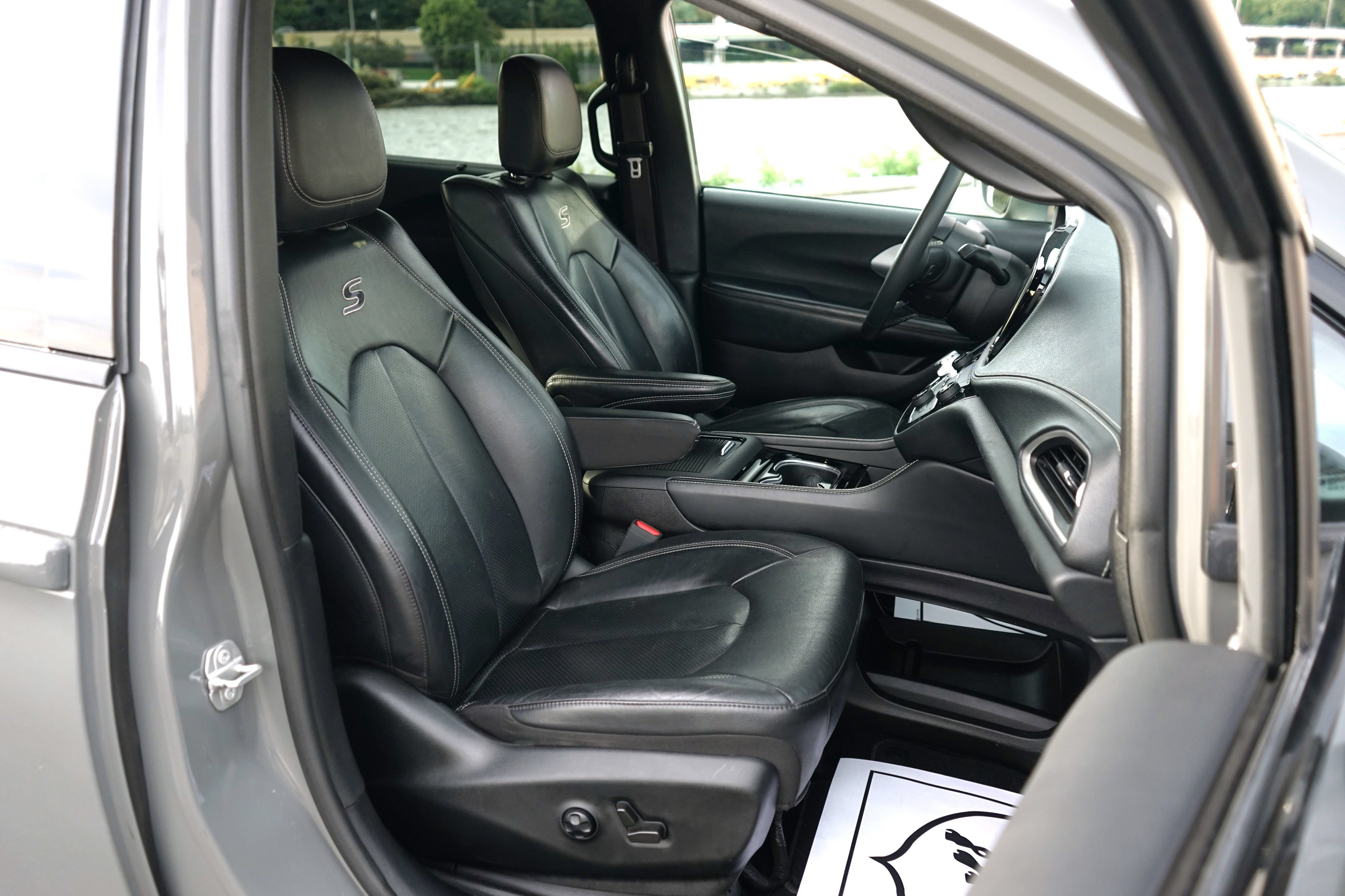 Used 2021 Chrysler Pacifica Touring-L w/ Uconnect Theater Family Group FWD image 28