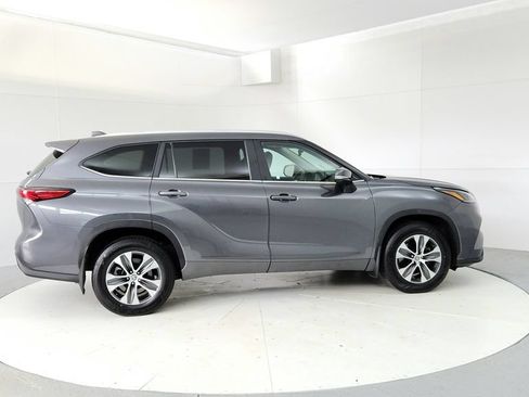 Used 2023 Toyota Highlander XLE AWD/4WD image 6