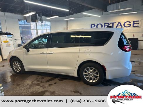 Used 2024 Chrysler Pacifica Touring-L FWD image 2