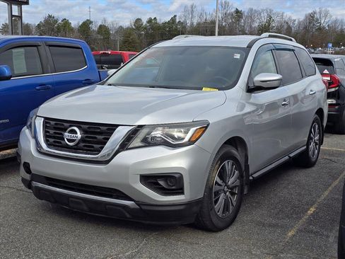 Used 2019 Nissan Pathfinder S image 2