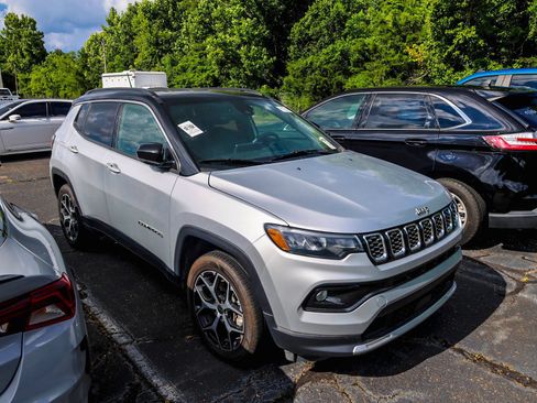 Used 2025 Jeep Compass Limited AWD/4WD image 2