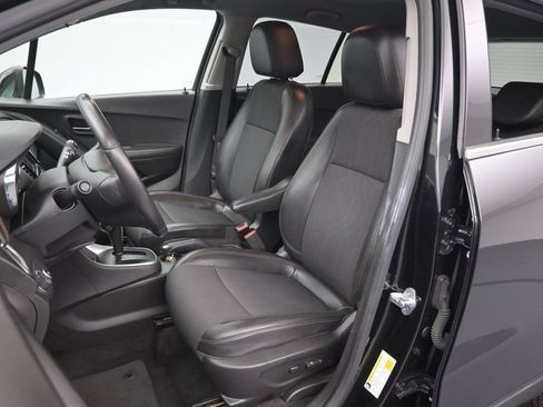 Used 2020 Chevrolet Trax LT w/ LT Convenience Package AWD/4WD image 16
